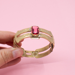 Antiker Messing Armreif mit großen roten Farbstein Bild 3 1920er Armreif Metall ziselierte Blumen roter Stein Groesse