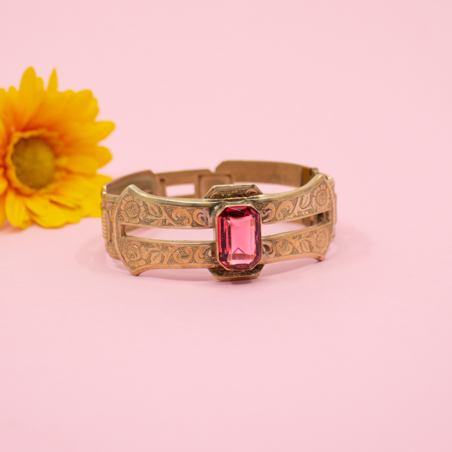 Antiker Messing Armreif mit großen roten Farbstein Bild 1 1920er Armreif Metall ziselierte Blumen roter Stein Front