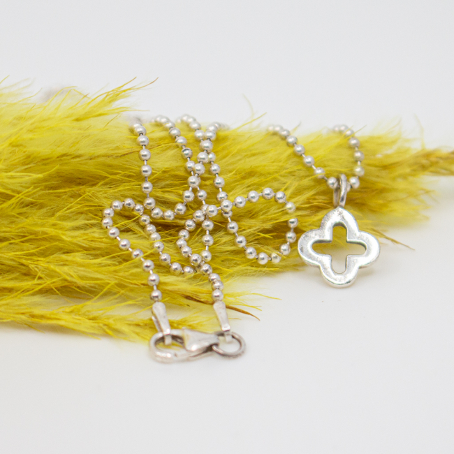 Kleeblattkette 'Caro' von Mainpunkt, 925 Silber Bild 1 925er Silber Kette griechisches Kreuz Anhaenger