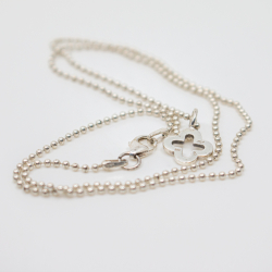 Kleeblattkette 'Caro' von Mainpunkt, 925 Silber Bild 3 925er Silber Kette griechisches Kreuz Anhaenger liegend