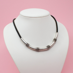 Unisex Lederkette mit Schmuckelementen, 925 Silber Bild 2 925er Unisex Leder Halskette Tragebeispiel