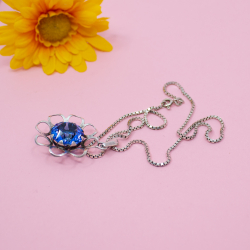 antiker 835er Fischland-Anhaenger blauer Stein liegend