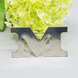 Brosche Buchstabe 'M' 835 Silber von TEENY HWS Antiker 835 Silber Buchstabe M Brosche von TWEENY HWS