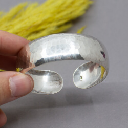 Hammerschlag Armspange 835 Silber Schmuck 835er Armspange 'Hammerschlag' Detail