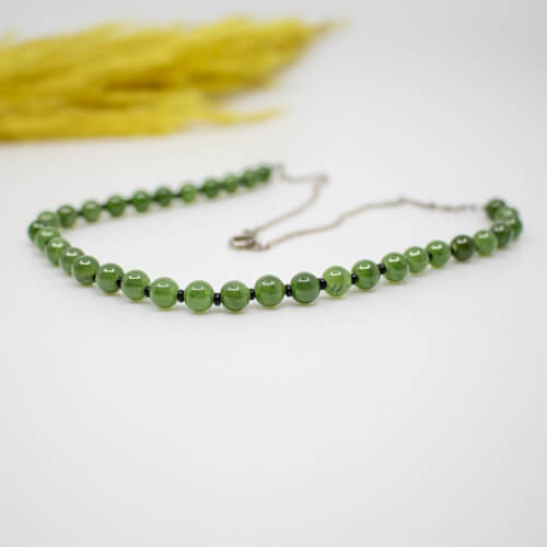 835er Kette mit Jadeid-Perlen Knotung