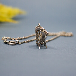835er Vintage Steinbock mit Kette Seite