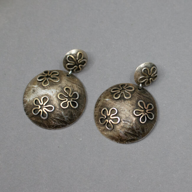 925er geschwärzte florale Ohrringe, Front