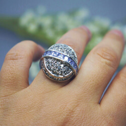 massiver 925 Sterlingsilber Ring mit lila und weißen Zirkonia, Tragebeispiel