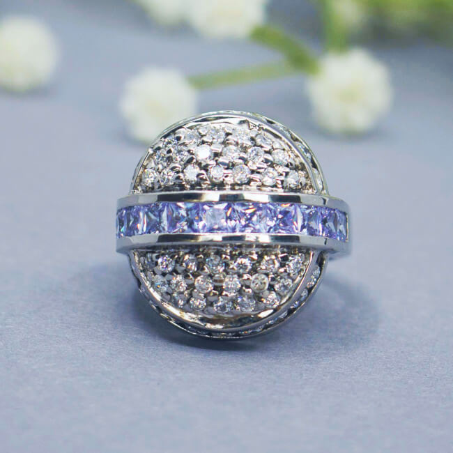 massiver 925 Sterlingsilber Ring mit lila und weißen Zirkonia, Frontansicht