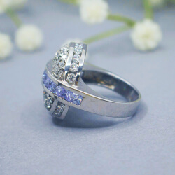 massiver 925 Sterlingsilber Ring mit lila und weißen Zirkonia, Seitenansicht