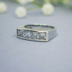 925er Silber Ring mit vier Zirkonia, Gr. 60 925 Sterlingsilber Ring mit vier Zirkonia-Steinen, Front