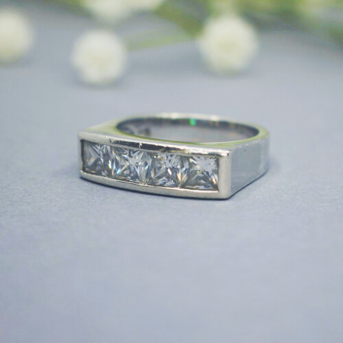 925 Sterlingsilber Ring mit vier Zirkonia-Steinen, Front