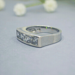 925 Sterlingsilber Ring mit vier Zirkonia-Steinen, Stempel