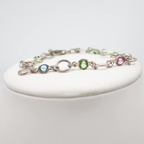 925er Armband mit bunten Zirkonia liegend