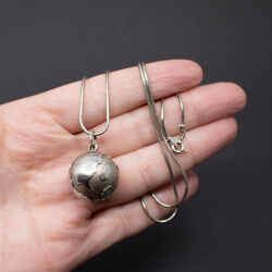 925er Globus an 925er Schlagenkette