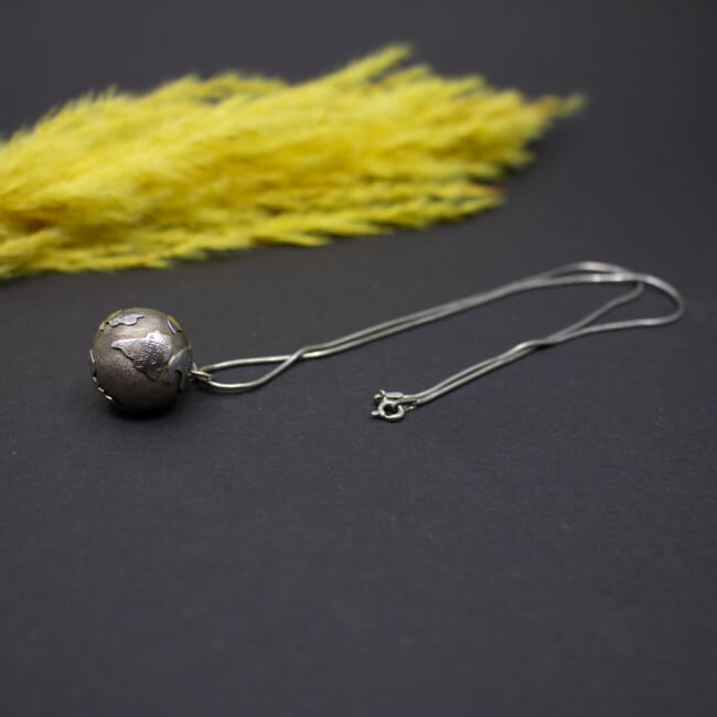 925er Globus an 925er Schlagenkette liegend