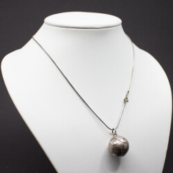 925er Globus an 925er Schlagenkette Tragebeispiel