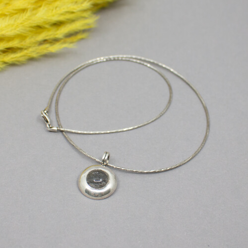 925er Kette mit 925er Achat-Anhaenger liegend