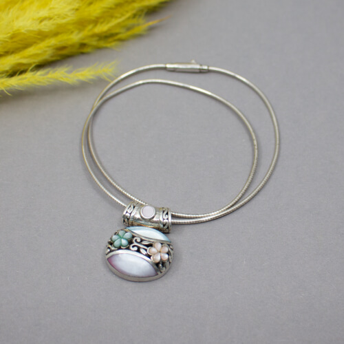 925er Kette & Anhaenger mit gefärbter Muschel Detail