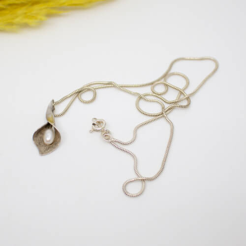 925er Kette mit 925er Blüten-Anhaenger liegend