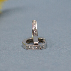 rhodinierte 925er Sterlingfilber Klapp-Creole mit Zirkonia, Seite