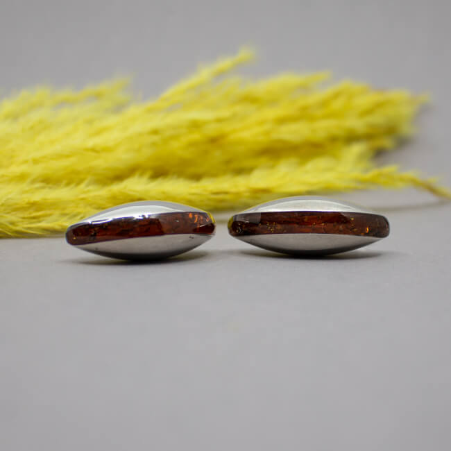 Modern gefasste Bernstein Ohrstecker, 925 Silber Bild 1 925er Ohrringe Bernstein Handarbeit liegend
