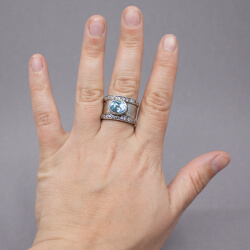 925er Ring mit blauem Stein Tragebeispiel