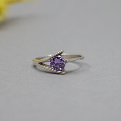 925er Ring mit lila Zirkonia