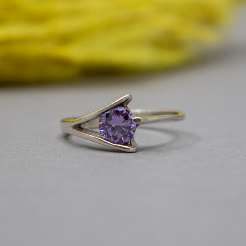 925er Ring mit lila Zirkonia, Detail