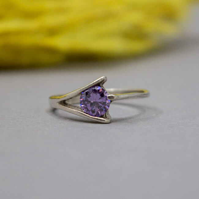 925er Ring mit lila Zirkonia, Detail