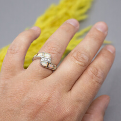 925er Ring mit Opal-Dublette, Tragebeispiel