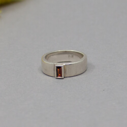 925er Ring mit rotem Zirkonia-Stein, Gr. 53