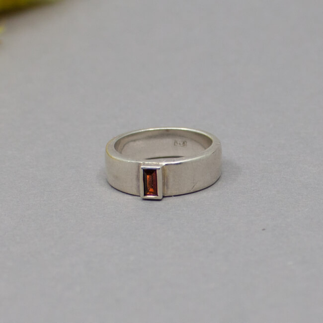 925er Ring mit rotem Zirkonia-Stein, Gr. 53 Bild 1 925er Ring mit rotem Zirkonia-Stein, Gr. 53