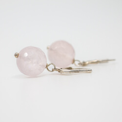 925er Ohrringe mit facettierter Rosenquarz Perle Bild 2 925er Rosenquarz Ohrringe, liegend