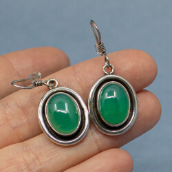 925er Sterlingsilber Ohrringe mit grünem Stein, Detail