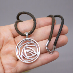 925er Tribal Anhänger an Lederband