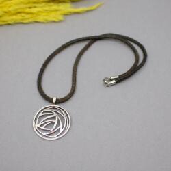 stilisierte Rose mit Lederband 925 Sterlingsilber 925er Tribal Anhänger an Lederband Detail
