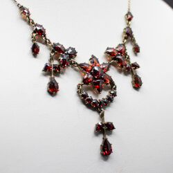 Antike Tombak Halskette mit Granat Steine Detail