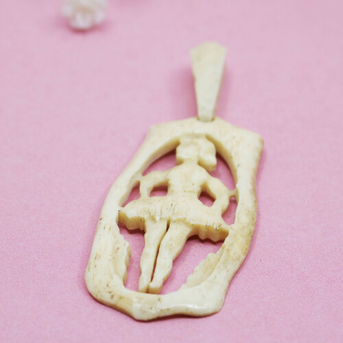 Antike Beinschnitzerei als Kettenanhänger, 'Ballerina', Öse fest verbunden, Frontseite