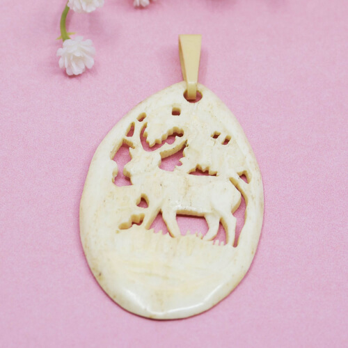 Antike Beinschnitzerei als Kettenanhänger, 'Hirsch', Öse aus Masse