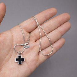 BellaR. 925er Kette & Kreuz mit schwarzem Zirkonia Bild 3 Bella R 925 Halskette mit Kreuz Groesse