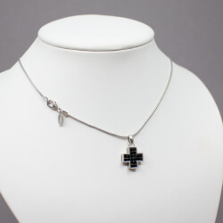 BellaR. 925er Kette & Kreuz mit schwarzem Zirkonia Bild 2 Bella R 925 Halskette mit Kreuz Tragebeispiel