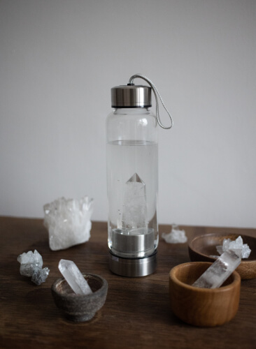 Bergkristall in einer Wasserflasche