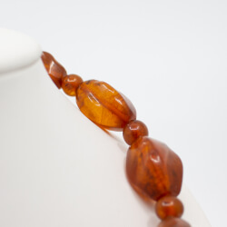 Bernsteinkette Cognac-Olive Detail