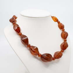 Bernsteinkette Cognac-Olive Tragebeispiel