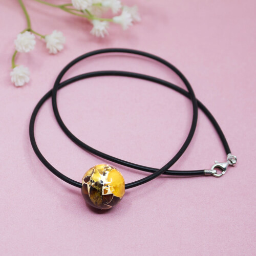 Zusammengesetzte Bernsteinkugel an Kautschukband und 925 Sterlingsilberschließe, Front
