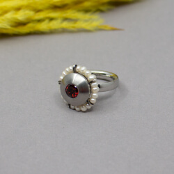 Charlotte Ehinger, Perlenring mit Granatköpfchen Charlotte Ring mit Perlen