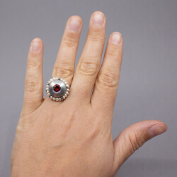 Charlotte Ring mit Perlen Tragebeispiel