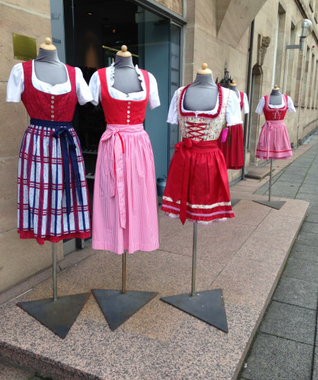 verschiedene Dirndl auf Kleiderständer