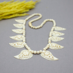 Handgeschnitzte Kette mit floralen Horn-Elementen Eskimo-Schmuck geschnitzter Knochen